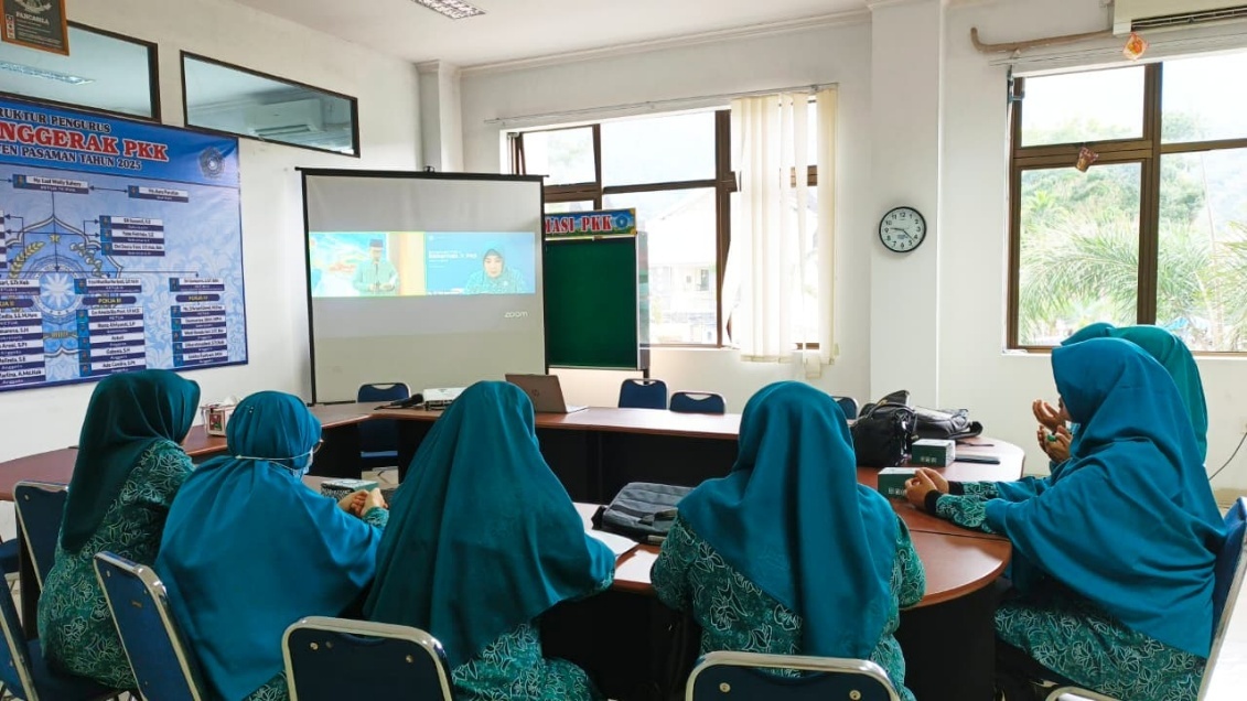 Sosialisasi Hasil Rakernas Ke X PKK Tahun 2025 Melalui Zoom  Meeting